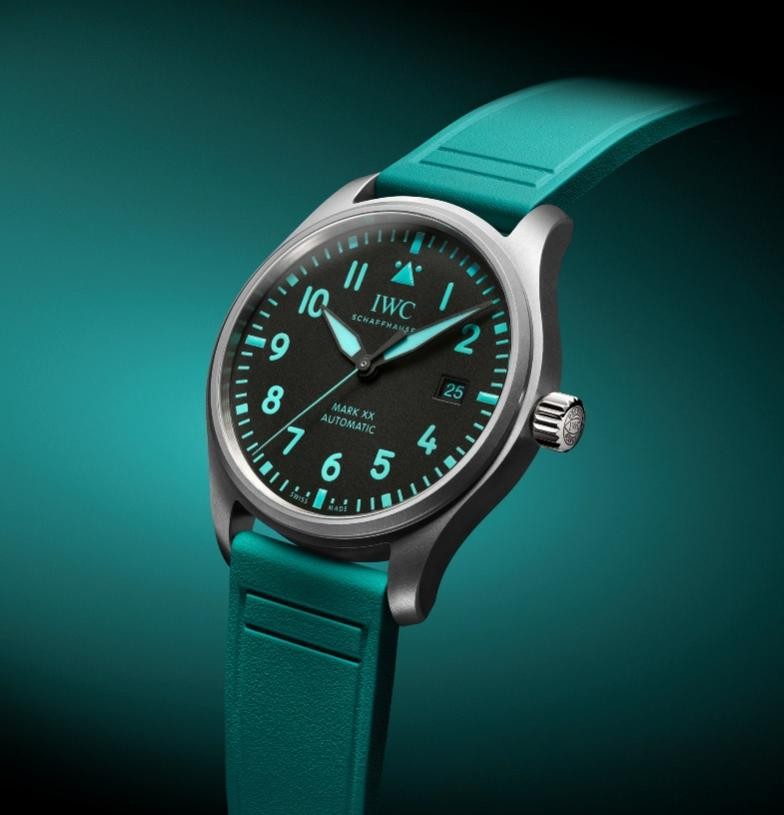 IWC万国表推出全新车队官方时计 庆祝与梅赛德斯-AMG马石油F1™车队合作友谊